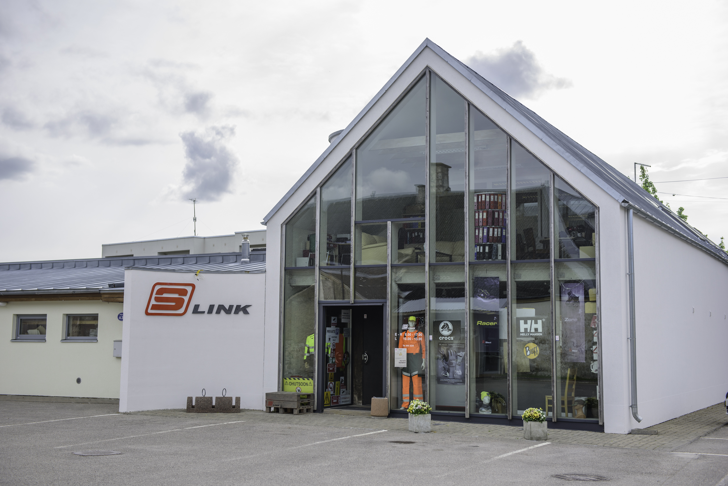 S-Linki kauplus Kuressaares Pikk 42b, klaasfassaadiga hoone väljast