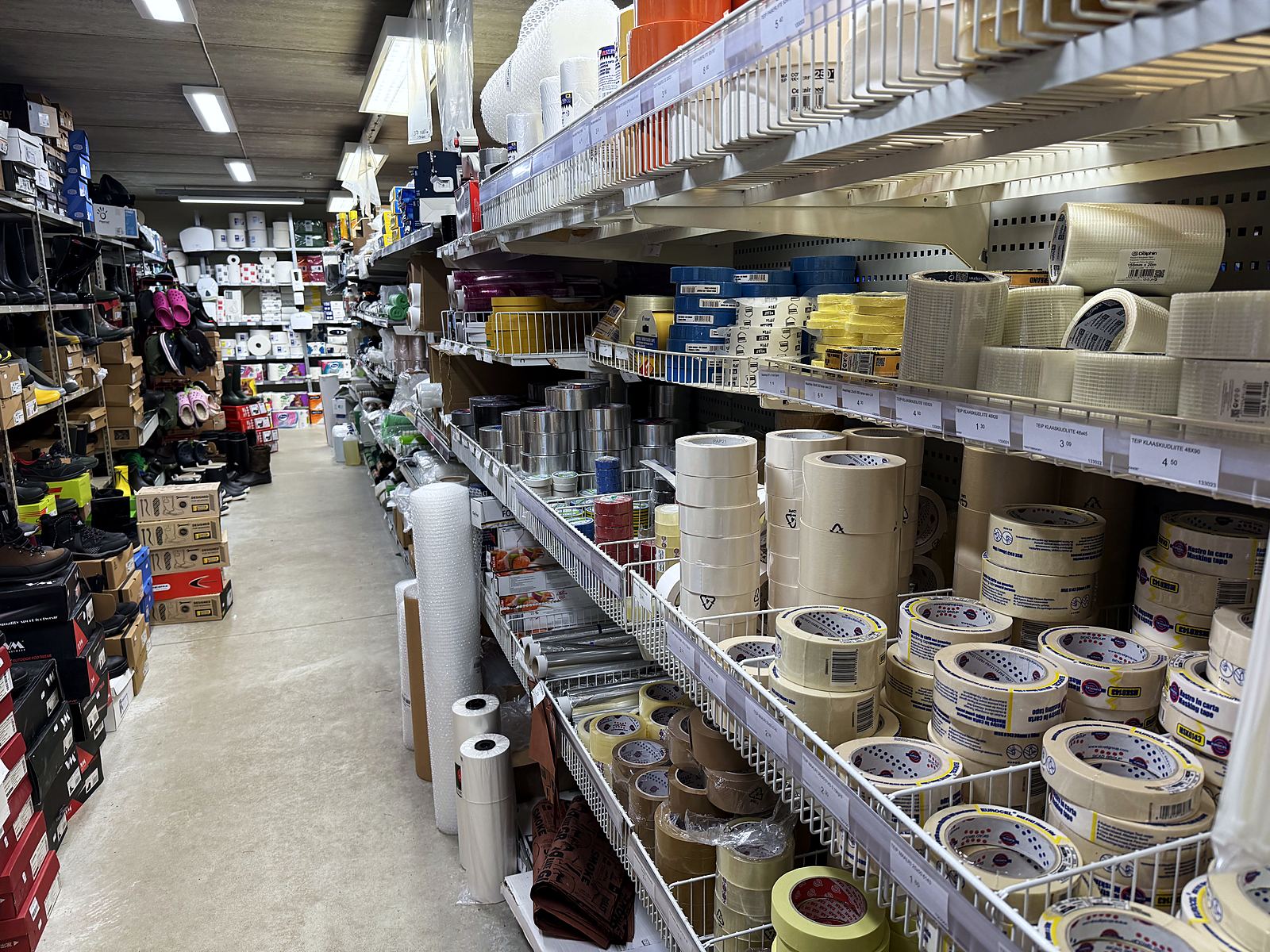 Pakketeibid, maalriteibid ja kulumaterjalid riiulil