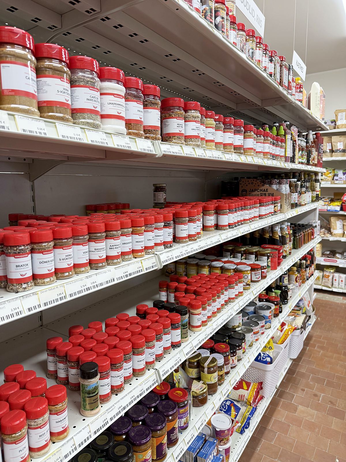 Piprasahvri maitseainepurgid ja kastmed poeriiulil